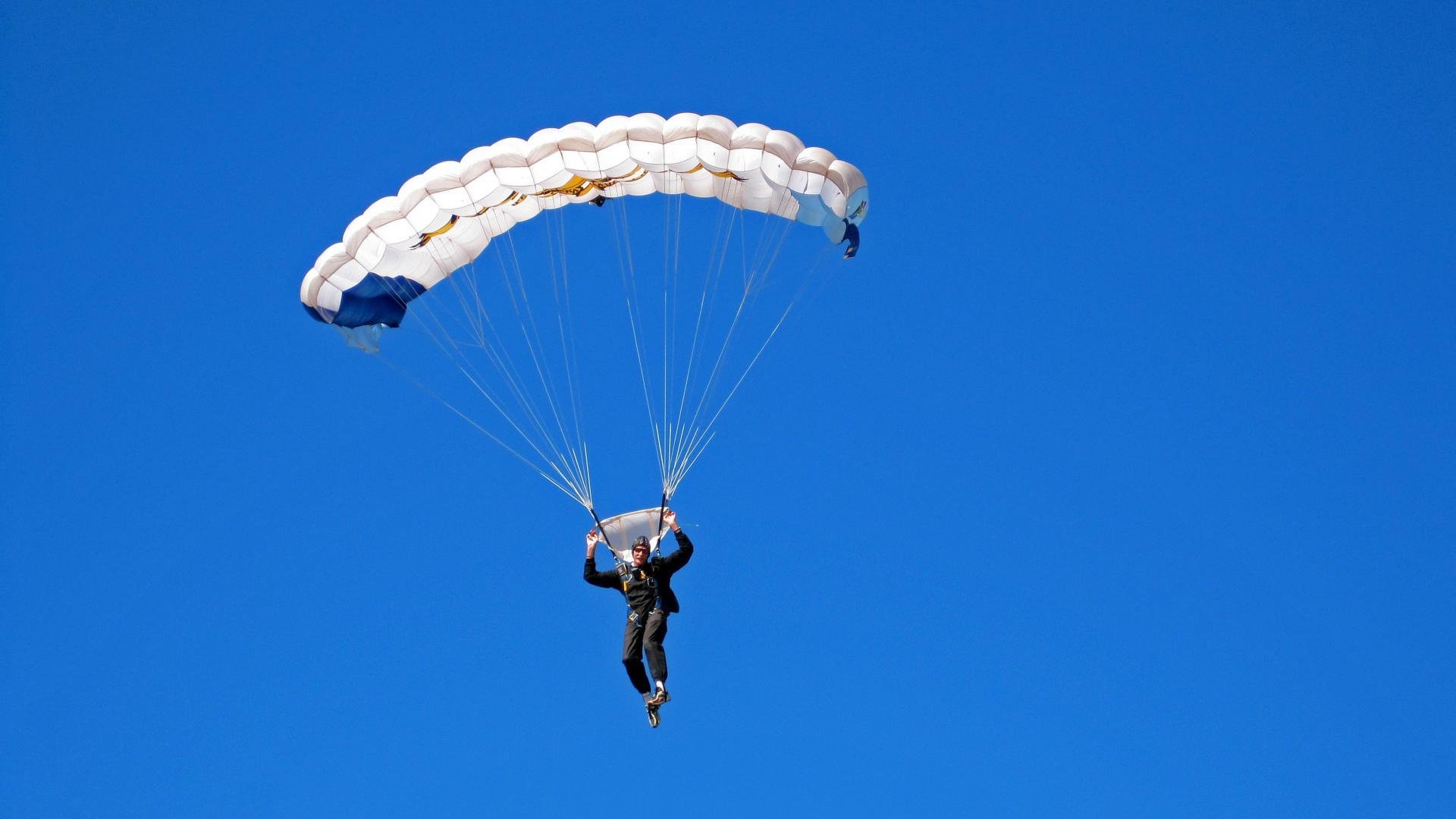 _城市夜跑狂欢:灯火辉煌中的运动盛宴_,夜跑文案城市很空